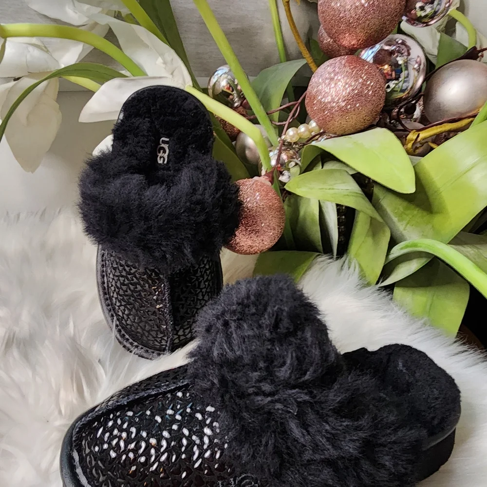 Ugg Cozy II Gel Hearts black  Big Kid slides size10 new